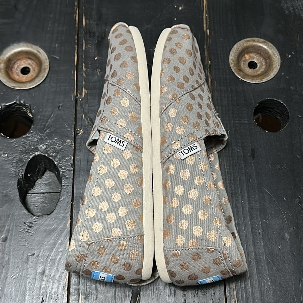 NWOT TOMS Classic Drizzle Grey/Rose Gold Foil Polka Dot Slip-Ons - Picture 10 of 13